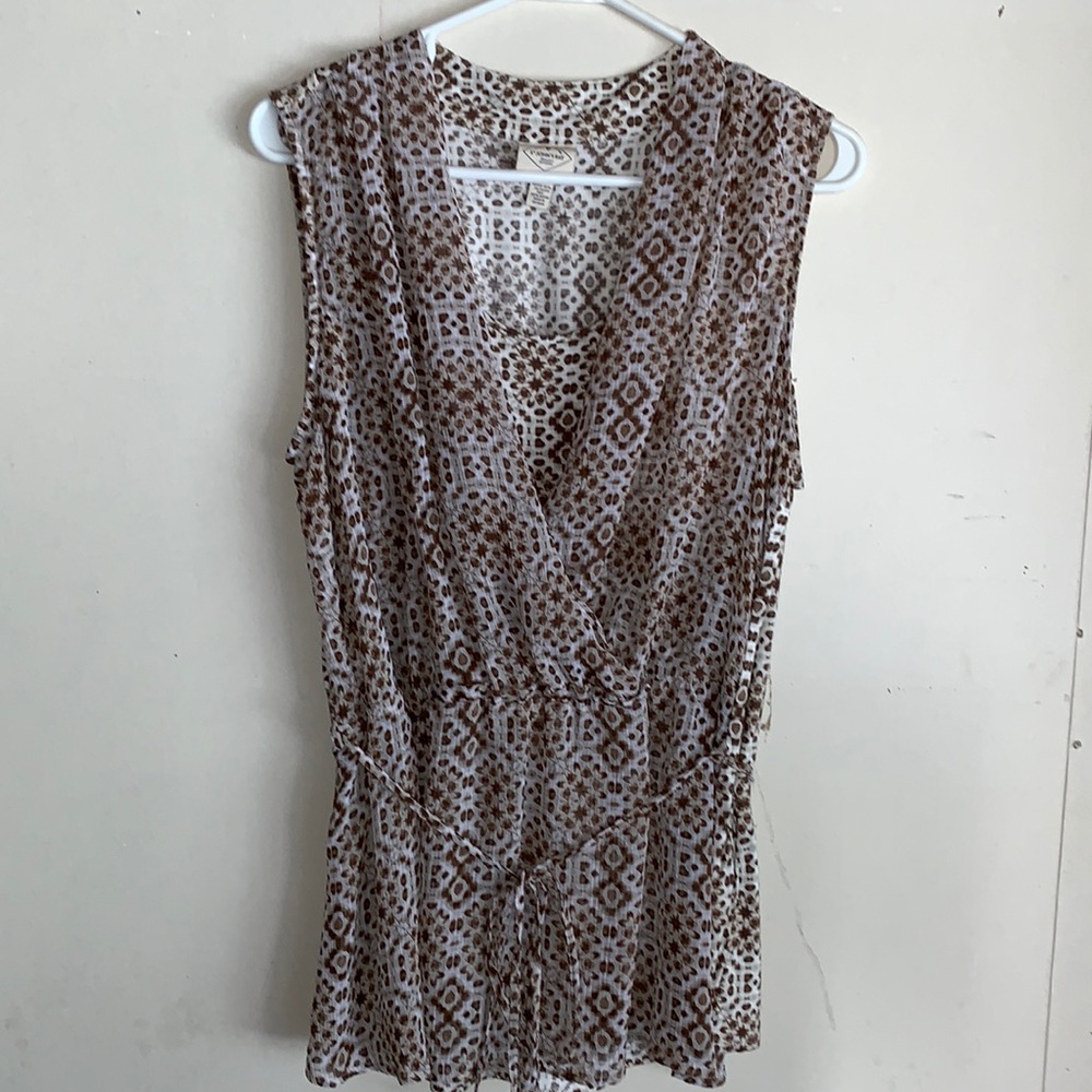 Sleeveless pattern blouse